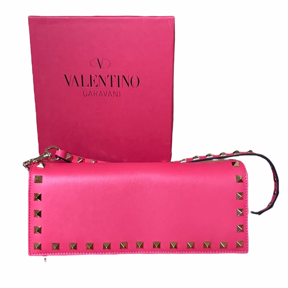 ⭐️Never Worn⭐️Valentino Garavani Rockstud Clutch/Bag. Pink with gold hardware.